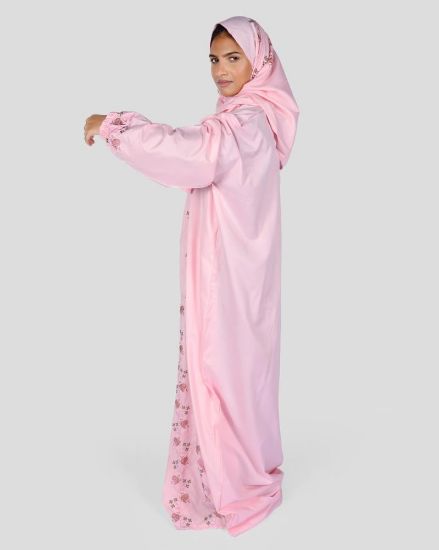 صورة شرشف صلاة نسائي مع غطاء رأس